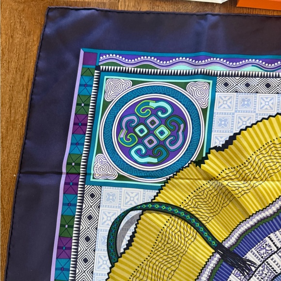 LNWT: Hermes 90 Silk Scarf with box and tag - Picture 6 of 16